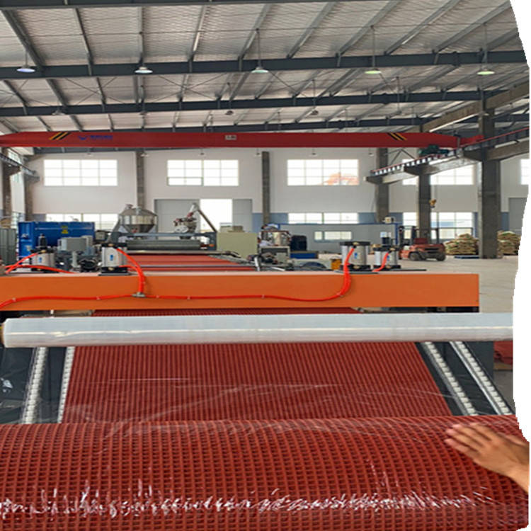 預(yù)制型塑膠跑道卷材擠出機(jī)的技術(shù)革新與應(yīng)用前景